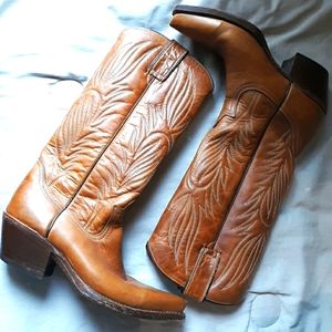 {LEATHER COWGIRL BOOTS }